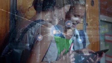 Kız öğrencilerin üzerindeki bağlantı ağı ve şehir manzarasının animasyonu. Küresel eğitim, bağlantılar ve dijital arayüz kavramı dijital olarak oluşturulmuş video.