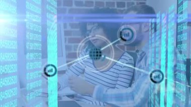 Çeşitli iş adamları üzerinde çalışan simgeler ve veri işleme ağlarının animasyonu. Küresel iş, teknoloji ve dijital arayüz kavramı dijital olarak oluşturulmuş video.