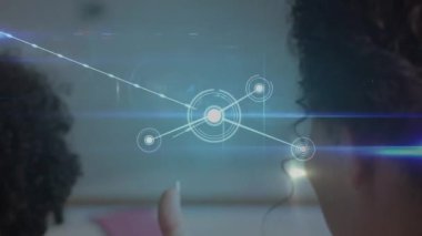 Çeşitli okul çocukları ve öğretmenler arasında bağlantı ve ışık yollarının animasyonu. Küresel eğitim, bağlantılar ve dijital arayüz kavramı dijital olarak oluşturulmuş video.