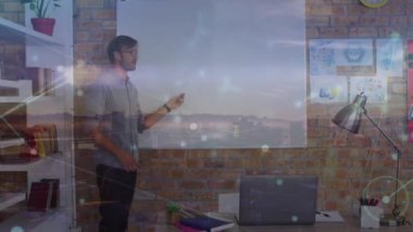 Kafkas erkek öğretmenin üzerindeki şehir manzarası ve bağlantılar ağının animasyonu. Küresel eğitim, bağlantılar ve dijital arayüz kavramı dijital olarak oluşturulmuş video.