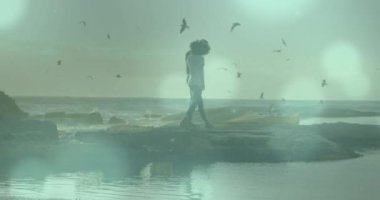 Plajdaki melez çiftin üzerinde ışık lekeleri. Tatiller, boş zaman ve dijital olarak üretilen aşk konsepti.