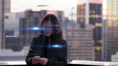 Beyaz kadın çatıda akıllı telefon kullanarak veri işleme arayüzünün animasyonu. Bilgisayar arayüzü ve iş teknolojisi kavramı