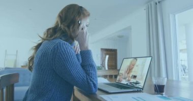 Beyaz kadının evdeki bilgisayarında video kaydı olan biyometrik parmak izi tarayıcısının animasyonu. Siber güvenlik ve iş teknolojisi kavramı