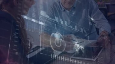 Bilgisayar kullanan bir grup öğrenci üzerinde veri işleme animasyonu. Küresel spor dijital arayüzü teknolojisi ve dijital olarak oluşturulan ağ konsepti.