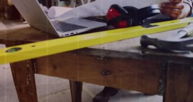 Kafkas erkek marangozun atölyede çalışmasının veri işleme animasyonu. Küresel çalışma ve dijital arayüz konsepti dijital olarak oluşturulmuş video.