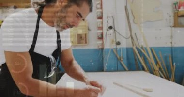 Kafkas erkek marangozun atölyede çalışmasının veri işleme animasyonu. Küresel çalışma ve dijital arayüz konsepti dijital olarak oluşturulmuş video.