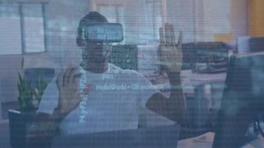 VR gözlükleri kullanarak iş adamlarının üzerinde covid hücrelerin ve dünya haritasının animasyonu. Küresel iş bağlantıları ve dijital arayüz konseptini dijital olarak oluşturur.