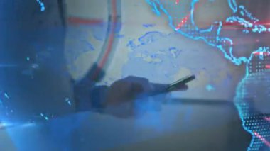 Kadın yüzü üzerinde bağlantıları olan bir dünya animasyonu. Dijital arayüz teknolojisi ve ağ konsepti dijital olarak oluşturuldu.