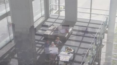 İnşaat alanındaki modern bina üzerinde veri işleme animasyonu. Küresel gönderim ve bağlantılar konsepti dijital olarak oluşturulmuş video.