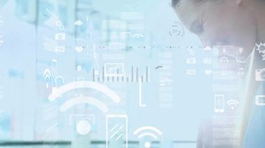 Yol boyunca değişen numaraların ve veri işlemenin animasyonu. Küresel iş ve teknoloji kavramı.