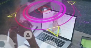 Çevrimiçi öğrenme. Giyin. Genç adam dizüstü bilgisayar kullanıyor