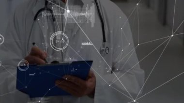 Kafkasyalı iş kadınına karşı ağ ağı kullanarak bağlantı ağı. Küresel iş bağlantıları veri işleme ve teknoloji konsepti dijital olarak oluşturulmuş video.