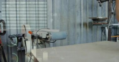 Kafkas kadın marangozun atölyede çalışmasının veri işleme animasyonu. Küresel çalışma ve dijital arayüz konsepti dijital olarak oluşturulmuş video.