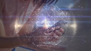 Dizüstü bilgisayar kullanarak çocukların içine düşen bir kadınla bağlantılı dünya animasyonu. Küresel sevkiyat işi veri işleme ve teknoloji konsepti dijital olarak oluşturulmuş video.