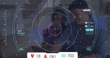 Dijital arayüz konsepti dijital olarak oluşturulmuş video. Arka planda bir erkek ve bir kız. Sosyal medya etkinliği