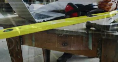 Kafkas erkek marangozun atölyede çalışmasının veri işleme animasyonu. Küresel çalışma ve dijital arayüz konsepti dijital olarak oluşturulmuş video.