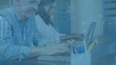 Bilgisayar kullanan öğrenciler üzerinden bağlantı ağının animasyonu. Küresel iş dijital arayüzü teknolojisi ve dijital olarak oluşturulan ağ konsepti.