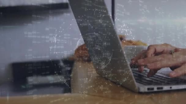 Анимация Глобуса Сети Соединений Над Средней Частью Женщины Использующей Ноутбук — стоковое видео