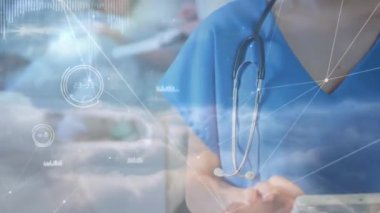 Kafkasyalı kadın doktorun üzerindeki bulutlarla bağlantı ağı ve gökyüzünün animasyonu. Küresel tıp, bağlantılar ve dijital arayüz konsepti dijital olarak oluşturulmuş video.
