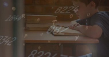 Sınıfta gülümseyen beyaz çocuğun üzerinde yüzen birden fazla alfabe ve numaraların animasyonu. Okul ve eğitim kavramı