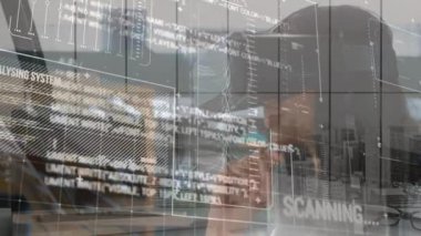 VR kulaklık kullanan melez bir kadının veri işleme animasyonu. küresel iş ve dijital arayüz kavramı dijital olarak oluşturulmuş video.