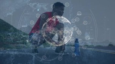 Küre ve veri işleme ile taramaların animasyonu Afro-Amerikan erkek egzersiz yapıyor. Küresel spor, bilgisayar ve dijital arayüz kavramı dijital olarak oluşturulmuş video.