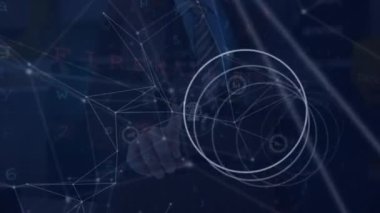 İş adamının araba 3D modeline dokunuşunun animasyonu, dairesel desenli birleşik noktalar ve simgeler. Dijital olarak üretilmiş, çoklu pozlama, otomobil, ağ, teknoloji, yapay zeka.