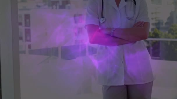 在高加索女医生身上的紫光小径动画 全球医学 连接和数字接口概念 — 图库视频影像