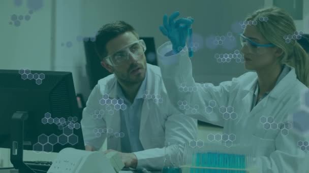 在实验室工作的高加索男性和女性科学家身上的化学结构动画 医学研究和科学技术概念 — 图库视频影像