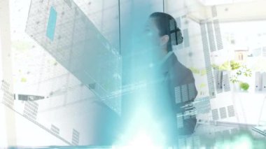 Ofiste dijital tablet kullanan melez iş kadınının veri işleme animasyonu. Bilgisayar arayüzü ve iş teknolojisi kavramı