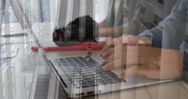 Tablet kullanılarak işadamının finansal veri işleme animasyonu. Küresel iş ve dijital arayüz kavramı dijital olarak oluşturulmuş video.