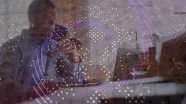 Şehir manzarası üzerinde istatistik ve veri işleme animasyonu. Küresel bilgisayar teknolojisi ve dijital arayüz konsepti dijital olarak oluşturulmuş video.