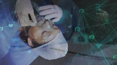 Ameliyat masasında yatan, oksijen maskesi takan bir hastanın canlandırması.