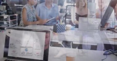 Ofiste çalışan iş adamları üzerinde finansal veri işleme animasyonu. Küresel iş dijital arayüzü teknolojisi ve dijital olarak oluşturulan ağ konsepti.