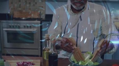 Afrikalı bir kadın, kocasını öper ve mutfakta salata hazırlar. Dijital bileşim, çoklu pozlama, birliktelik, emeklilik, aşk, sevgi, aile hayatı..