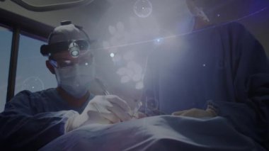 Çeşitli erkek ve kadın doktorlar arasındaki bağlantı ağının animasyonu. Küresel tıp bağlantıları ve teknoloji konsepti dijital olarak oluşturulmuş video.