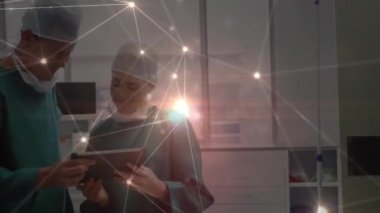 Tablet kullanan farklı insanlar üzerinden bağlantı ağının animasyonu. Küresel iş teknolojisi ağ bağlantıları ve dijital arayüz konsepti dijital olarak oluşturulmuş video.