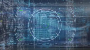 Sunucu odasında veri işleme animasyonu. küresel iş ve dijital arayüz kavramı dijital olarak oluşturulmuş video.