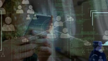 Uçakta akıllı telefon kullanan beyaz iş kadınının profil simgelerini değiştirme animasyonu. Küresel ağ ve havacılık teknolojisi kavramı