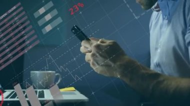 Bağlantı ağı üzerinden istatistik ve veri işleme animasyonu. Küresel iş bağlantıları ve dijital arayüz konseptini dijital olarak oluşturur.