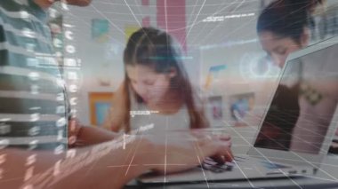 VR kulaklık takan gülümseyen iş adamlarının veri işleme animasyonu. Lise eğitim bağlantıları ve teknoloji konsepti ile dijital olarak oluşturulmuş video öğrenimi.