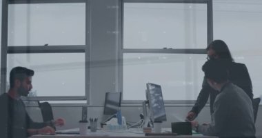 Ofisteki iş kadınıyla ilgili finansal veri işleme animasyonu. Küresel iş dijital arayüzü teknolojisi ve dijital olarak oluşturulan ağ konsepti.