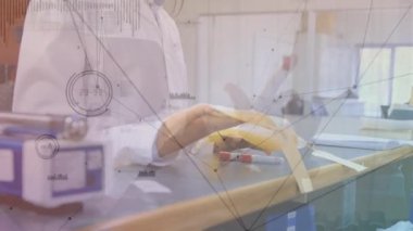 Laboratuvardaki melez kadın bilim adamı üzerinden veri işleme ağı ile bağlantıların animasyonu. Küresel tıp, bilim ve dijital arayüz kavramı dijital olarak üretilen video.