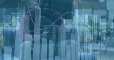 Afrika kökenli Amerikalı iş adamının telefon kullanarak finansal veri işleme animasyonu. Küresel iş, iletişim, dijital arayüz ve dijital olarak oluşturulan veri işleme kavramı.