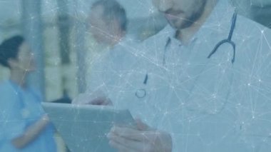 Tablet kullanan beyaz erkek doktor üzerinden bağlantı ağının animasyonu. Küresel tıp ve dijital arayüz kavramı dijital olarak oluşturulmuş video.