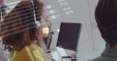 Finansal grafiklerin animasyonu ve mutlu çift ırklı çağrı merkezi çalışanı üzerindeki veriler. İş, çağrı merkezi, finans, ekonomi ve dijital olarak üretilen teknoloji konseptiyle çalışma.