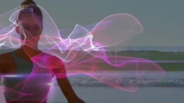 Sahilde meditasyon yapan beyaz kadın üzerindeki şekillerin animasyonu. Küresel spor ve dijital arayüz kavramı dijital olarak oluşturulmuş video.