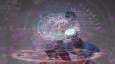 Akıllı telefon kullanan beyaz iş adamının veri işleme ve küresinin animasyonu. Çevrimiçi kimlik hesaplama veri işleme ve dijital arayüz konsepti dijital olarak oluşturulmuş video.