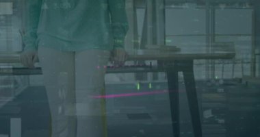 Kafkasyalı iş kadınının veri işleme animasyonu. Küresel iş ve dijital arayüz kavramı dijital olarak oluşturulmuş video.