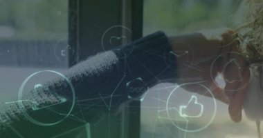 Evde kulaklıklardan müzik dinleyen düşünceli beyaz adam yerine uygulama simgelerinin canlandırılması. Dijital kompozit, çoklu pozlama, boş zaman, sosyal medya, bildirimler ve teknoloji.